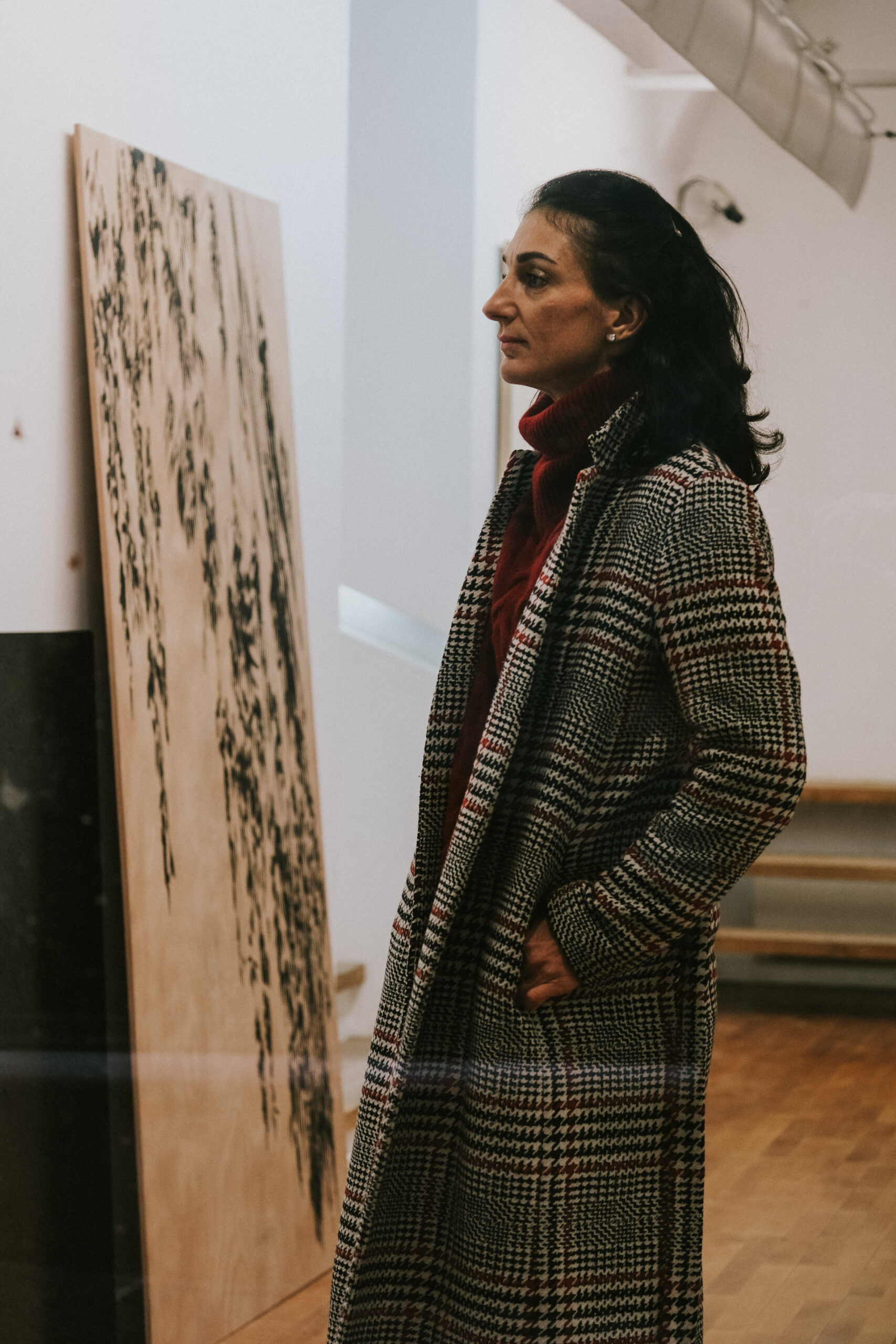 Ophelie DANTIL devant une oeuvre de Delphine Gigoux-Martin