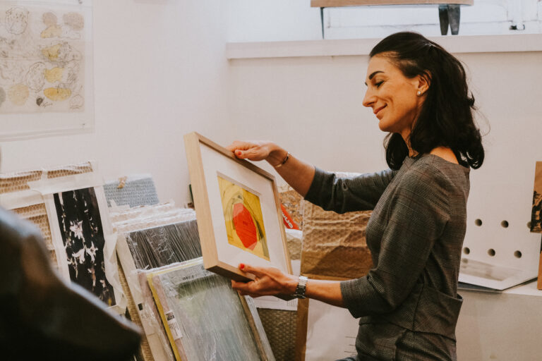 Ophélie DANTIL choisissant une oeuvre d'art